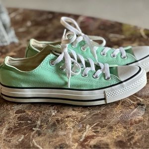 Women’s Converse size 8